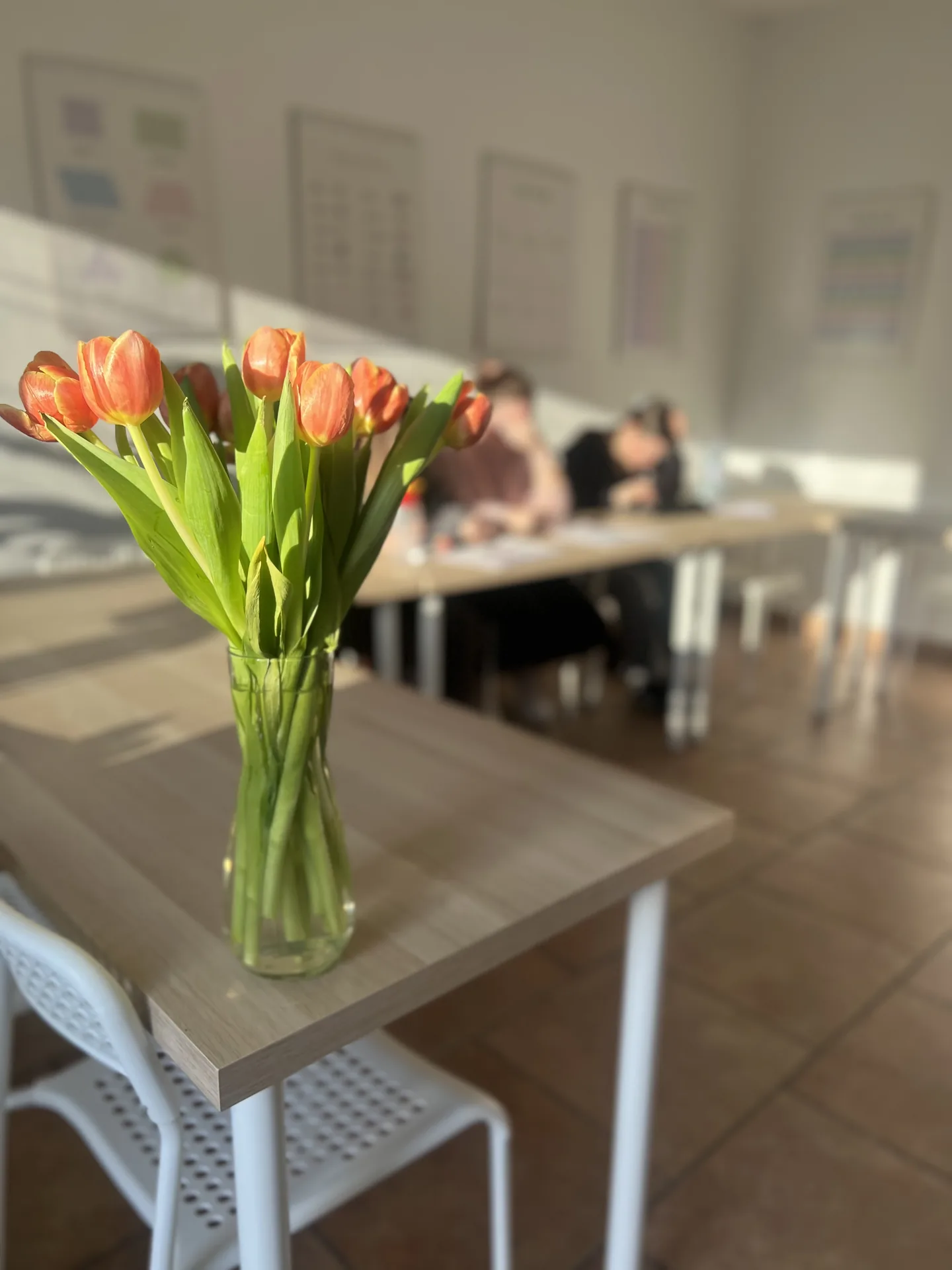 Sala Akademii w Puszczykowie z tulipanami