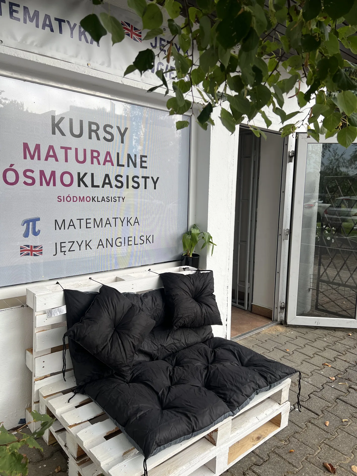 Wejście do Akademii Języka Angielskiego w Puszczykowie